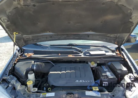 2013 Chrysler Town & Country Touring z USA, uszkodzony, nr VIN 2C4RC1BG7DR821610